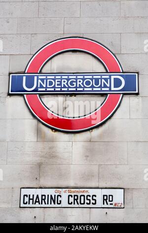 London, Großbritannien - 31. Dezember 2019: Zeichen der U-Bahn-Station Charing Cross Road Gate. Die London Underground ist die älteste Metropolitan Railway im Wor Stockfoto