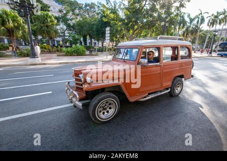 Ein klassisches braun Willys Jeep staton Wagen fahren auf der Straße in Havanna, Kuba Stockfoto