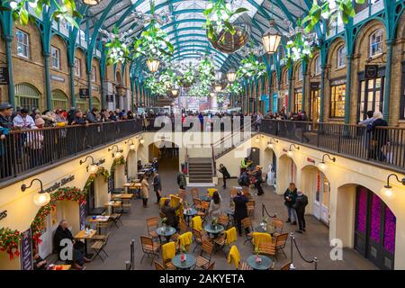 London, Großbritannien - 31. Dezember 2019: Covent Garden ist einer der wichtigsten Touristenattraktionen in London. Geschäfte, Pubs, Restaurants und Straßenkünstler mak Stockfoto