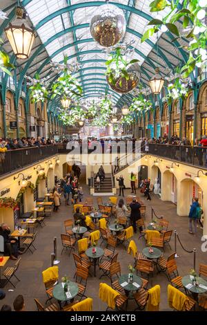 London, Großbritannien - 31. Dezember 2019: Covent Garden ist einer der wichtigsten Touristenattraktionen in London. Geschäfte, Pubs, Restaurants und Straßenkünstler mak Stockfoto
