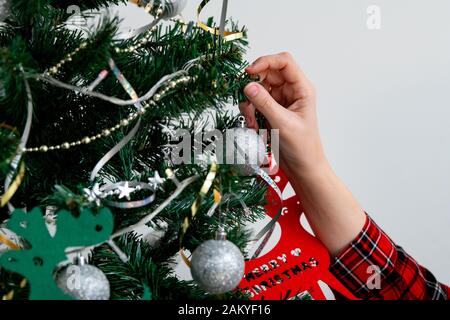 Mädchen Hand Schmückt Weihnachtsbaum Stockfoto