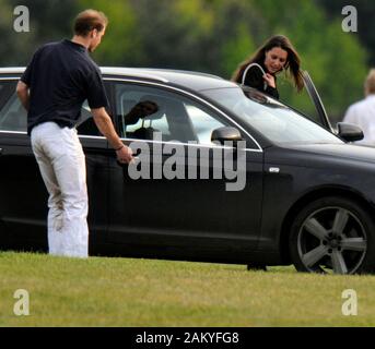 Prinz William und Kate Middleton an der Cowarth park Polo Turnier in 2009. Stockfoto