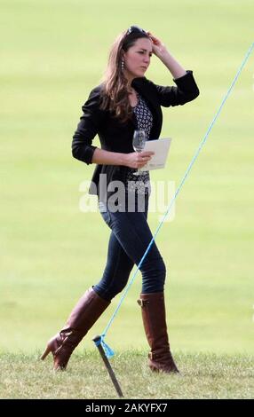 Prinz William und Kate Middleton an der Cowarth park Polo Turnier in 2009. Stockfoto