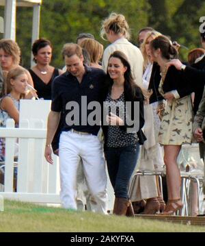 Prinz William und Kate Middleton an der Cowarth park Polo Turnier in 2009. Stockfoto