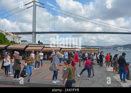 Istanbul, Turkey-September 10 2019. Touristen genießen die Waterfront Blick auf den Bosporus in Ortaköy, Besiktas, Istanbul, Bosporus Brücke im Hintergrund Stockfoto