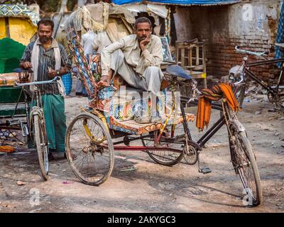 Radfahrer, die auf die Straßen von Neu-Delhi, Indien, warten. Stockfoto