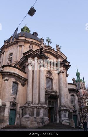 Die Dominikanische Kirche und das Kloster ist eine Kirche, die seit dem Mittelalter in Lemberg, Ukraine, überlebt hat. Stockfoto