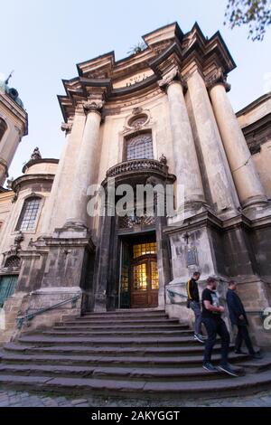 Die Dominikanische Kirche und das Kloster ist eine Kirche, die seit dem Mittelalter in Lemberg, Ukraine, überlebt hat. Stockfoto