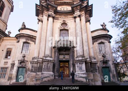 Die Dominikanische Kirche und das Kloster ist eine Kirche, die seit dem Mittelalter in Lemberg, Ukraine, überlebt hat. Stockfoto