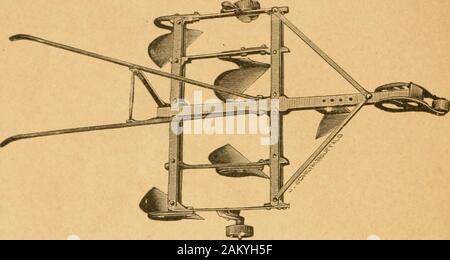 Die einsilierung von Mais und anderen grünen Futterpflanzen. vorwärts oder zurück und die andere nach vorne, die Zähne dann inline. Die Flügel sind in der Position mit Hilfe von zwei Klammern gehalten zeichnen, ein Ende des whichis zu den Kotflügeln befestigt, das andere in die Mitte Strahl, bei pleasni* geändert, damit Va- rying die Breite als die Bearbeitung erfordert. Für die Kultivierung in sehr schmalen sjiaces, der eine Flügel vorwärts und die andere rückwärts, so viel wie nötig, und der vorderen Zahn entfernen. Es ist somit für den Anbau von Mais, Kartoffeln, Bohnen, Baumwolle, Tabak, tur-Nrp und andere wachsende Pflanzen angepasst. Es ist auch seltsam Stockfoto