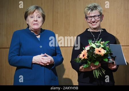 Grimmen, Deutschland. 10 Jan, 2020. Bundeskanzlerin Angela Merkel (l, CDU) und Doris Schmutzer "Frau des Jahres" aus Bad Sülze, an dem Neujahrsempfang der Landrat des Vorpommern-Rügen Bezirk. Merkel hat den Wahlkreis Stralsund-Greifswald - Rügen-Vorpommern seit 1990 mit einem Direktmandat im Bundestag vertreten. Quelle: Stefan Sauer/dpa/Alamy leben Nachrichten Stockfoto