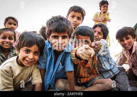 Glückliche indische Kinder im Wüstendorf Jaisalmer, Rajasthan, Indien. Stockfoto