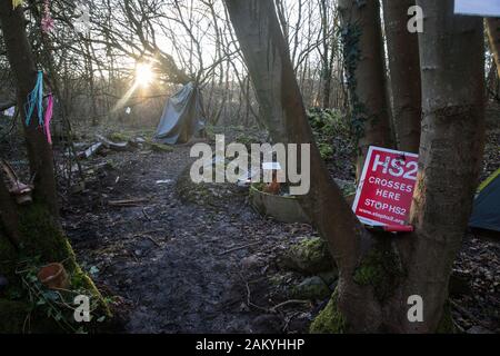 Wendover, UK. 10. Januar, 2020. Teil des neu gegründeten Wendover aktiven Widerstand Camp. Stop HS 2 Aktivisten aus der ganzen Vereinigten Königreich errichtet das Camp im Wald außerhalb Wendover auf die vorgeschlagene Route für HS2 durch den Chilterns AONB in Reaktion auf die Anforderungen für die Unterstützung von Mitgliedern der lokalen Gemeinschaft in die High Speed Rail Link. Credit: Mark Kerrison/Alamy leben Nachrichten Stockfoto