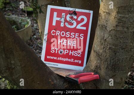 Wendover, UK. 10. Januar, 2020. Ein Schild in der neu gegründeten Wendover aktiven Widerstand Camp. Stop HS 2 Aktivisten aus der ganzen Vereinigten Königreich errichtet das Camp im Wald außerhalb Wendover auf die vorgeschlagene Route für HS2 durch den Chilterns AONB in Reaktion auf die Anforderungen für die Unterstützung von Mitgliedern der lokalen Gemeinschaft in die High Speed Rail Link. Credit: Mark Kerrison/Alamy leben Nachrichten Stockfoto