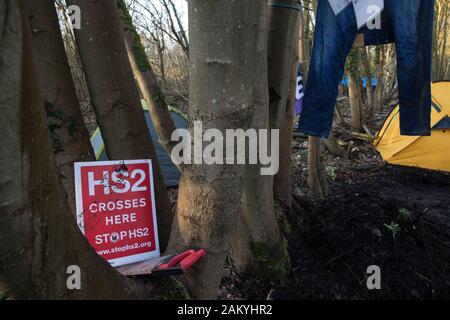 Wendover, UK. 10. Januar, 2020. Teil des neu gegründeten Wendover aktiven Widerstand Camp. Stop HS 2 Aktivisten aus der ganzen Vereinigten Königreich errichtet das Camp im Wald außerhalb Wendover auf die vorgeschlagene Route für HS2 durch den Chilterns AONB in Reaktion auf die Anforderungen für die Unterstützung von Mitgliedern der lokalen Gemeinschaft in die High Speed Rail Link. Credit: Mark Kerrison/Alamy leben Nachrichten Stockfoto