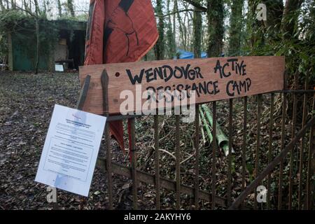 Wendover, UK. 10. Januar, 2020. Ein Zeichen und Hinweise außerhalb des neu gegründeten Wendover aktiven Widerstand Camp. Stop HS 2 Aktivisten aus der ganzen Vereinigten Königreich errichtet das Camp im Wald außerhalb Wendover auf die vorgeschlagene Route für HS2 durch den Chilterns AONB in Reaktion auf die Anforderungen für die Unterstützung von Mitgliedern der lokalen Gemeinschaft in die High Speed Rail Link. Credit: Mark Kerrison/Alamy leben Nachrichten Stockfoto