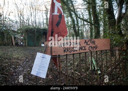 Wendover, UK. 10. Januar, 2020. Ein Zeichen und Hinweise außerhalb des neu gegründeten Wendover aktiven Widerstand Camp. Stop HS 2 Aktivisten aus der ganzen Vereinigten Königreich errichtet das Camp im Wald außerhalb Wendover auf die vorgeschlagene Route für HS2 durch den Chilterns AONB in Reaktion auf die Anforderungen für die Unterstützung von Mitgliedern der lokalen Gemeinschaft in die High Speed Rail Link. Credit: Mark Kerrison/Alamy leben Nachrichten Stockfoto