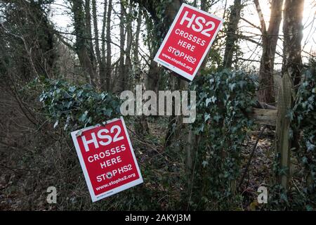 Wendover, UK. 10. Januar, 2020. Zeichen außerhalb des neu gegründeten Wendover aktiven Widerstand Camp. Stop HS 2 Aktivisten aus der ganzen Vereinigten Königreich errichtet das Camp im Wald außerhalb Wendover auf die vorgeschlagene Route für HS2 durch den Chilterns AONB in Reaktion auf die Anforderungen für die Unterstützung von Mitgliedern der lokalen Gemeinschaft in die High Speed Rail Link. Credit: Mark Kerrison/Alamy leben Nachrichten Stockfoto