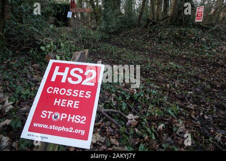 Wendover, UK. 10. Januar, 2020. Zeichen außerhalb des neu gegründeten Wendover aktiven Widerstand Camp. Stop HS 2 Aktivisten aus der ganzen Vereinigten Königreich errichtet das Camp im Wald außerhalb Wendover auf die vorgeschlagene Route für HS2 durch den Chilterns AONB in Reaktion auf die Anforderungen für die Unterstützung von Mitgliedern der lokalen Gemeinschaft in die High Speed Rail Link. Die Auswirkungen auf die unmittelbare Umgebung ist voraussichtlich noch schlimmer zu sein als zunächst erwartet, die nicht nur mit zwei 500 m Viadukte und eine 1 km Damm gebaut, sondern auch ein bentonit Fabrik- und 240-bed Unterkunft blockieren. Credit: Mark Kerrison/Alamy Stockfoto