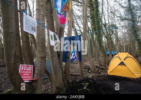 Wendover, UK. 10. Januar, 2020. Teil des neu gegründeten Wendover aktiven Widerstand Camp. Stop HS 2 Aktivisten aus der ganzen Vereinigten Königreich errichtet das Camp im Wald außerhalb Wendover auf die vorgeschlagene Route für HS2 durch den Chilterns AONB in Reaktion auf die Anforderungen für die Unterstützung von Mitgliedern der lokalen Gemeinschaft in die High Speed Rail Link. Die Auswirkungen auf die unmittelbare Umgebung ist voraussichtlich noch schlimmer zu sein als zunächst erwartet, die nicht nur mit zwei 500 m Viadukte und eine 1 km Damm gebaut, sondern auch ein bentonit Fabrik- und 240-bed Unterkunft blockieren. Credit: Mark Kerrison/Alamy Live N Stockfoto