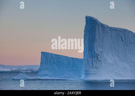 Tabellarische Eisberge bei Sonnenuntergang, Antarktis Stockfoto