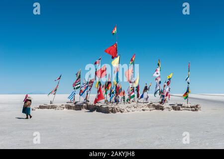 Internationale Flaggen im weltgrößten Salarsee Salar de Uyuni, Department Potosi, Südwestbolivia, Lateinamerika Stockfoto