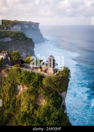 Bali, Indonesien, Luftansicht des Pura Luhur Uluwatu Tempels bei Sonnenaufgang. Stockfoto