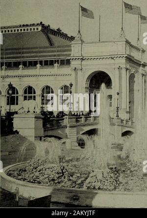 Blick auf die Welt ist fair und Midway Plaisance.. . MacMoniiies Brunnen standen an der Spitze des Grand Bassin unmittelbar vor dem Admin - Verwaltung Gebäude. Die rechten und linken unterstützt wurden die elektrischen Brunnen, von denen eine discerniblein der linken Ecke. In der Nähe von Hintergrund ist der Osten Teil der Maschinenhalle mit dem Obelisken andcolonnade in der Ferne.. Stockfoto