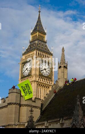 Greenpeace Klimawandel Demonstranten auf dem Dach an der Houses of Parliament in London demonstrieren. Stockfoto