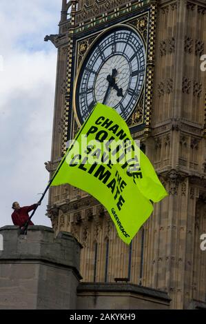 Greenpeace Klimawandel Demonstranten auf dem Dach an der Houses of Parliament in London demonstrieren. Stockfoto