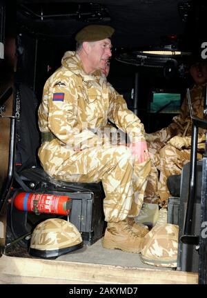 Der Prinz von Wales Truppen Inspizieren von der Welsh Guards in ihren Kasernen in Aldershot vor dem Regiment in Afghanistan bereitgestellt wird. Stockfoto