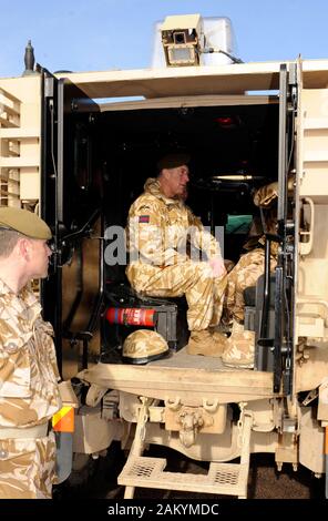 Der Prinz von Wales Truppen Inspizieren von der Welsh Guards in ihren Kasernen in Aldershot vor dem Regiment in Afghanistan bereitgestellt wird. Stockfoto