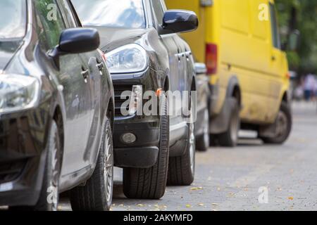 Kiew, Ukraine - Oktober 14, 2019: Zeile der Autos in der Nähe der bordsteinkante an der Seite der Straße geparkt auf einem Parkplatz. Stockfoto