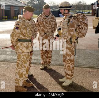 Der Prinz von Wales Truppen Inspizieren von der Welsh Guards in ihren Kasernen in Aldershot vor dem Regiment in Afghanistan bereitgestellt wird. Stockfoto