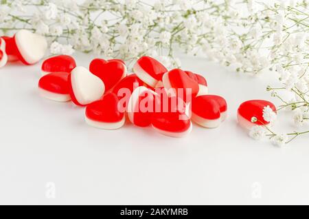 Grußkartenkonzept. Herzförmige Gelee Gummis auf Weiß. Kopierbereich. Liebe und Romantik Stockfoto