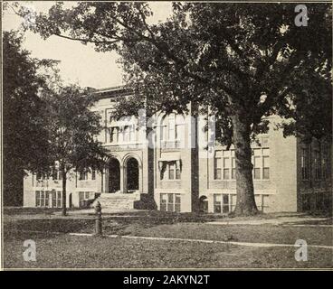 Allgemeinen Katalog 1913-1915. Lehrer spielen auf dem Campus im Sommer Schule.. TERRELL HALLE. High School Division. 53 Alle Schülerinnen und Schüler in dem Wunsch, eine gründlichere Kenntnisse über diese subjectsNote: Siehe primäre Arthmetic, Seite 24, und Gymnasium Arithmetik, Seite 27. Hinweis: Siehe Review Kurs in der High School Mathematik, Seite 31. Landwirtschaft. 1. High School Landwirtschaft. Professor Fain. Warrens elementare Landwirtschaft wird als text-Buch verwendet werden. Besondere Studie wird mdae der Laborpraxis werden mit thistext zu gehen. Die allgemeine Regelung für diese Arbeit im Labor wird outlinesshowing, wie saisonale wor Stockfoto