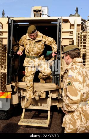 Der Prinz von Wales Truppen Inspizieren von der Welsh Guards in ihren Kasernen in Aldershot vor dem Regiment in Afghanistan bereitgestellt wird. Stockfoto