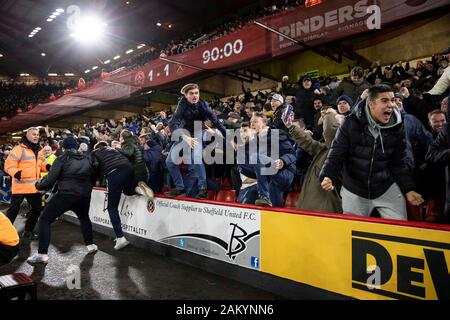 Sheffield, Großbritannien. 10 Jan, 2020. West Ham United Fans feiern Ihre unzulässig Ziel während der Premier League Match zwischen Sheffield United und West Ham United an Bramall Lane auf Januar in Sheffield, England 10 2020. (Foto von Daniel Chesterton/phcimages.com) Credit: PHC Images/Alamy leben Nachrichten Stockfoto