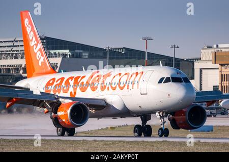 Stuttgart, 25. November 2018: EasyJet Airbus A319 Flugzeug am Flughafen Stuttgart (STR) in Deutschland. Airbus ist ein Flugzeughersteller von Bis Stockfoto