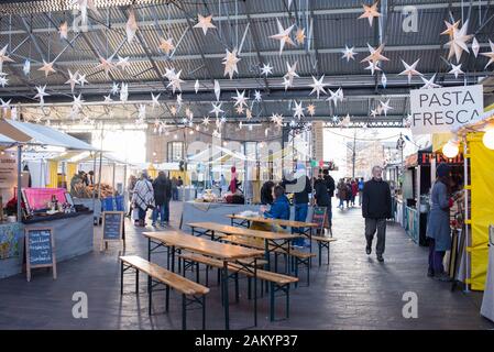 Vordach Markt während der Weihnachtszeit, eine überdachte Wochenende pop-up-Markt im Herzen von King's Cross, in der Nähe von kornhaus Square, London, UK Stockfoto