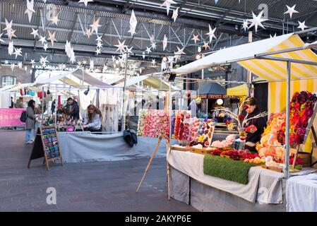 Vordach Markt während der Weihnachtszeit, eine überdachte Wochenende pop-up-Markt im Herzen von King's Cross, in der Nähe von kornhaus Square, London, UK Stockfoto