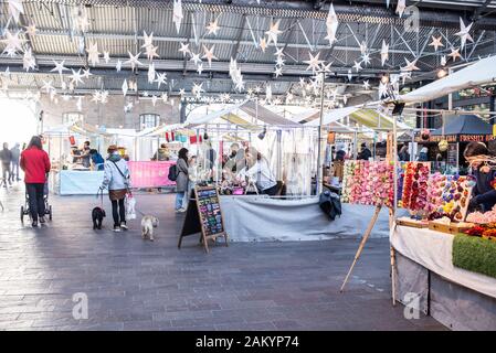 Vordach Markt während der Weihnachtszeit, eine überdachte Wochenende pop-up-Markt im Herzen von King's Cross, in der Nähe von kornhaus Square, London, UK Stockfoto