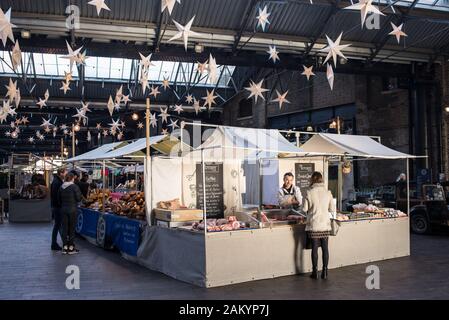 Vordach Markt während der Weihnachtszeit, eine überdachte Wochenende pop-up-Markt im Herzen von King's Cross, in der Nähe von kornhaus Square, London, UK Stockfoto