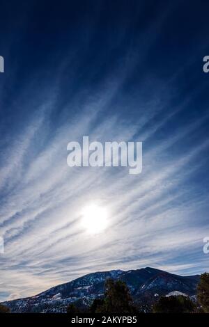 Ungewöhnliche Wolkenformationen gegen klare cobalt blue sky; Colorado; USA Stockfoto