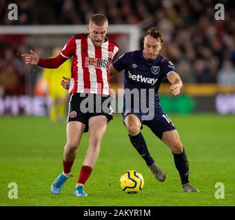 Sheffield, Großbritannien. 10 Jan, 2020. Oliver McBurnie von Sheffield United und Mark Noble von West Ham United in der Premier League Match zwischen Sheffield United und West Ham United an Bramall Lane auf den 10. Januar 2020 in Sheffield, England. (Foto von Daniel Chesterton/phcimages.com) Credit: PHC Images/Alamy leben Nachrichten Stockfoto