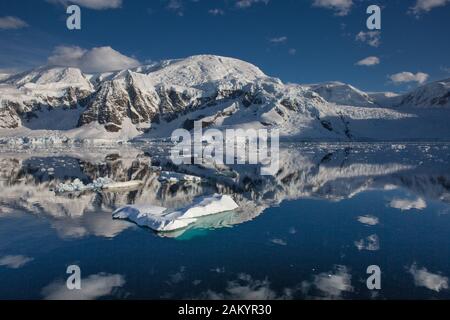 Eis, Gletscher, Berge der Paradise Bay spiegelten sich an einem sonnigen Tag in der Antarktis im Ozean wider Stockfoto