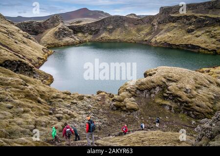 See in der Tjarnargigur-Krater, einen Krater der Laki-Krater Zeile, Lakagigar, Wanderer auf einer Tour durch den Krater, Island Stockfoto