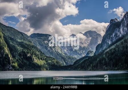 Der kleine Bergsee, der Gosausee, der eine Konservierungsordnung hat, wurde für seine herausragende Naturschönheit und sein klares kaltes Wasser berühmt. Stockfoto