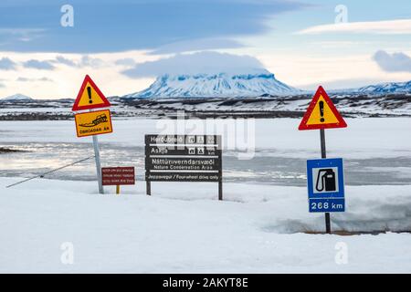 Offroad-Strecke zum Vulkan Askja und MT Herdubreid, Winter, Strecke gesperrt, Wegweiser, nur 4x4, Nordisland, Island Stockfoto