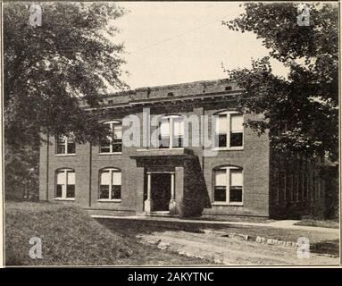 Allgemeinen Katalog 1913-1915. LE CONTE HALLE. Elementare Division. 27 ALLGEMEINE elementare Abteilung für Lehrerinnen und Lehrer der fünften, sechsten und siebten Klassen und für die Lehrerinnen und Lehrer in dem Wunsch, zur Vorbereitung auf die Allgemeine Elementare staatliche Lizenz. Die staatliche Prüfung wird sich auf die folgenden subjectsin zusätzlich zu denen des primären Lizenz genannten: Arithmetische, Grammatik, US, Geschichte und Sozialkunde, Geographie, Phys-iology, Landwirtschaft. beruhen. Ausreichende Behandlung der primären subjectswill in Verbindung mit den weiter fortgeschrittenen Arbeit Der thisdepartment, um Lehrern sowohl examinat abdecken werden. Stockfoto